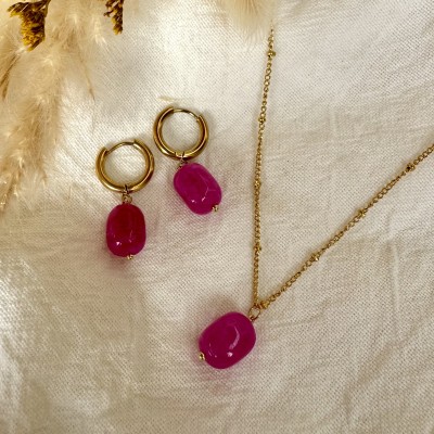pendientes aro dorados con piedra natural fucsia