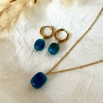 conjunto de pendientes y collar con piedra natural apatito azul y baño de oro