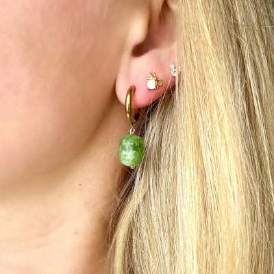 pendientes aro con piedra natural jade verde y baño de oro puestos en oreja