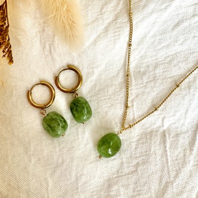 conjunto de pendientes y collar con piedra natural jade verde y baño de oro
