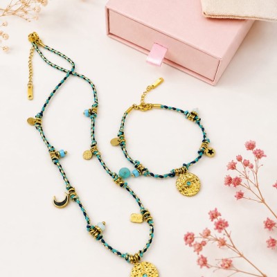 Collar Luna Celeste Boho con baño de oro PVD en conjunto con pulsera a juego.
