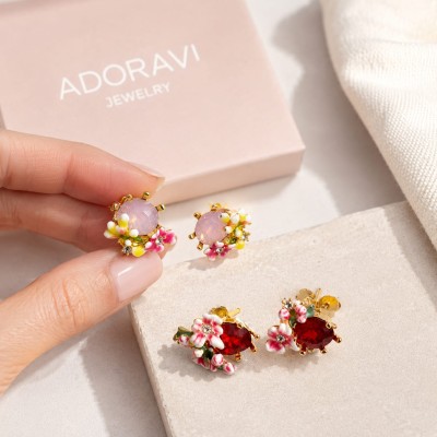 Pendientes joya florales con piedra rosa facetada y detalles de flores esmaltadas