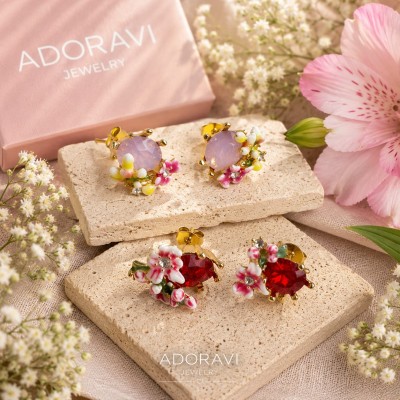Pendientes florales de diseño romántico con piedras naturales en tonos rosa y rojo