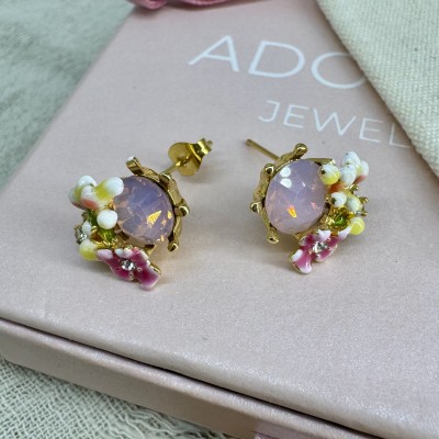 Pendientes de flor vintage con piedra rosa y acabado dorado, joyería femenina artesanal