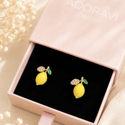 Pendientes de limón con baño de oro PVD presentados en elegante caja de regalo AdoraVi