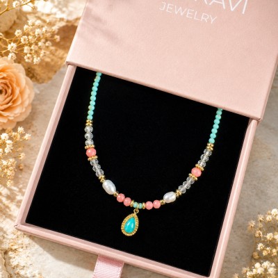 Collar Aura Turquesa con turquesa, rodonita y perla natural sobre caja regalo AdoraVi