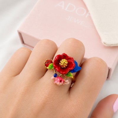 Anillo flor roja ajustable inspirado en amapola puesto en mano