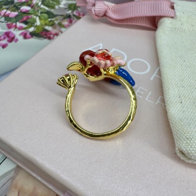Detalle anillo flor amapola esmaltado con baño de oro