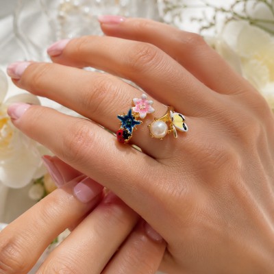 Anillo mariposa con flores esmaltadas y perla centra