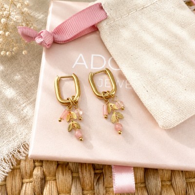 Pendientes de acero inoxidable dorados con cuarzo rosa preparados para regalo.
