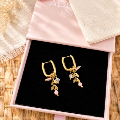 Pendientes de cuarzo rosa y acero inoxidable dorado en caja de regalo AdoraVi.