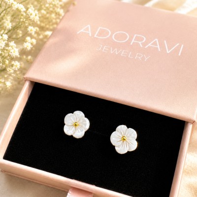 Pendientes flor de nácar natural en caja de regalo AdoraVi