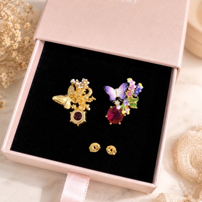 Pendientes mariposa floral con cierre de tuerca y acabado dorado, vista trasera