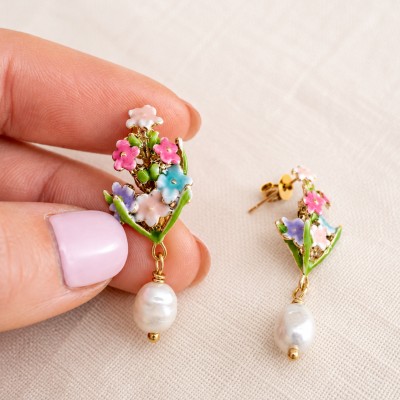 Pendientes de flores multicolor con perla natural y acabado dorado, joya artesanal