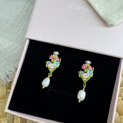 Pendientes florales con perla natural sobre caja regalo AdoraVi, diseño delicado y femenino