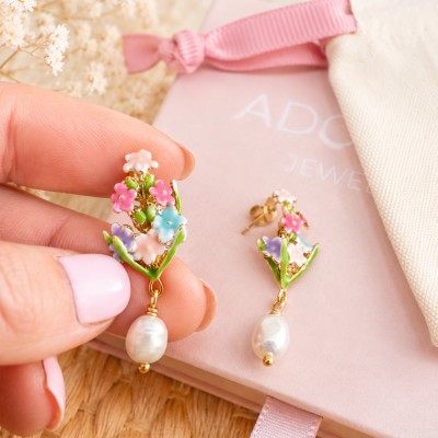 Pendientes románticos de flores esmaltadas con perla natural y baño de oro