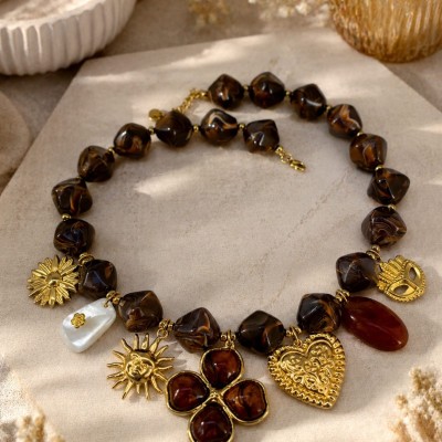 Collar bohemio con piedras naturales marrones y colgantes dorados de inspiración vintage