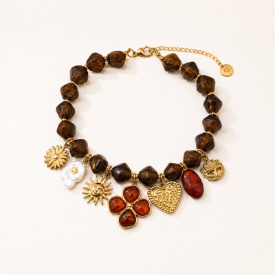 Collar artesanal con piedras naturales marrones y charms dorados, diseño bohemio elegante
