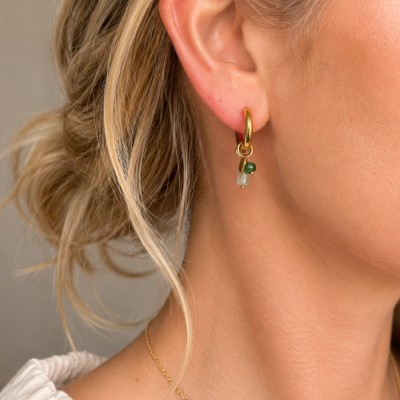 Pendientes de aro dorados con colgantes de piedra verde y cristal en modelo