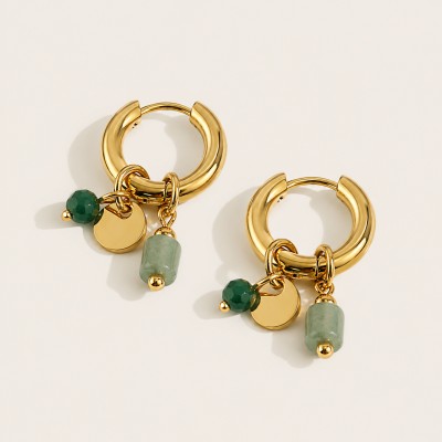 Detalle de pendientes de aro con aventurina verde, cristal facetado y baño de oro PVD