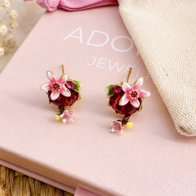 Pendientes románticos florales con piedra roja y detalles esmaltados en baño de oro