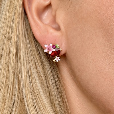 Pendientes florales con piedra roja y flores esmaltadas en oreja de mujer