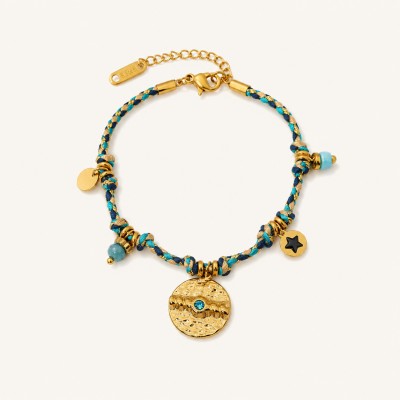 Vista completa de la pulsera boho con cordón azul, colgante ojo protector y charms de estrella
