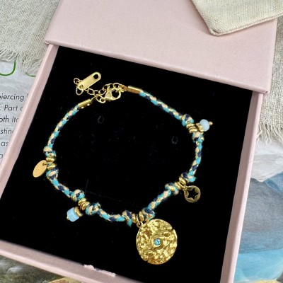 Pulsera Luna Celeste Boho presentada en caja de regalo AdoraVi Jewelry