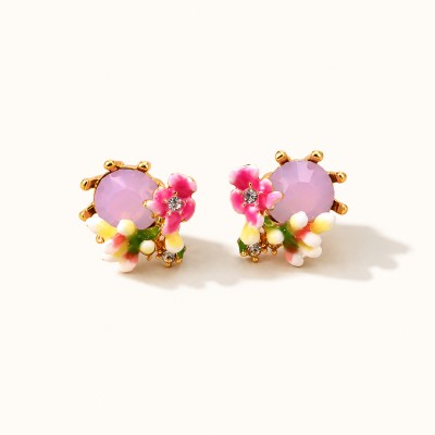 Pendientes flor rosa con piedra natural rosa y detalles esmaltados en baño de oro