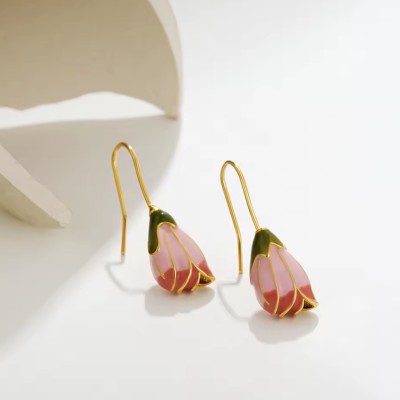 Pendientes colgantes flor rosa con acabado dorado y diseño romántico