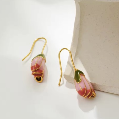 Pendientes de rosa esmaltada con baño de oro y estilo floral femenino