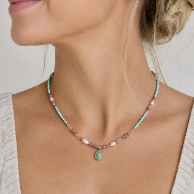 Collar Aura Turquesa con piedras naturales y perlas en cuello de muje