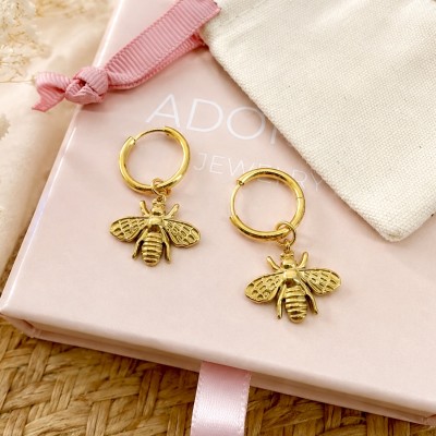 Pendientes abeja dorados elegantes de acero inoxidable sobre caja de joyería AdoraVi