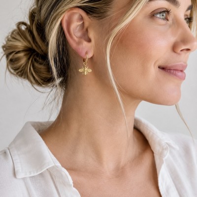 Pendientes de abeja dorados minimalistas de acero inoxidable hipoalergénicos