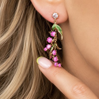 Pendientes flor campanilla rosa puestos en oreja con baño de oro ADORAVI