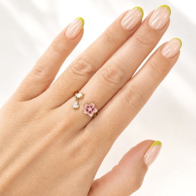 Anillo flor ajustable dorado puesto en mano mostrando tamaño real