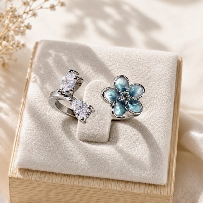 Anillo Flor Silvestre Ajustable con Cristales