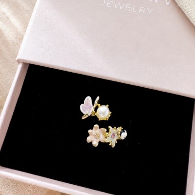 Anillo floral ajustable con mariposa y perla presentado en caja de regalo AdoraVi