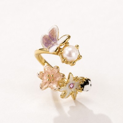 Anillo ajustable mariposa y flor dorado con perla y detalles esmaltados para mujer