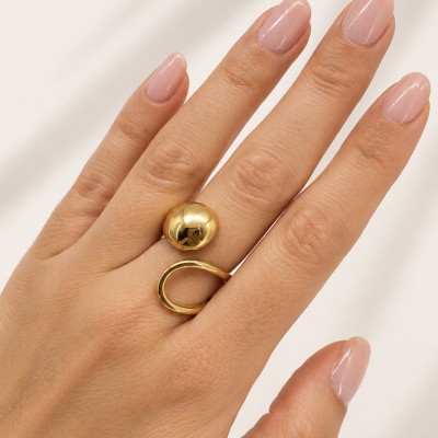 Anillo dorado ajustable puesto en mano femenina mostrando diseño moderno y elegante