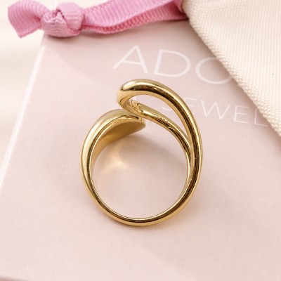 Vista lateral de anillo dorado ajustable de acero inoxidable diseño minimalista