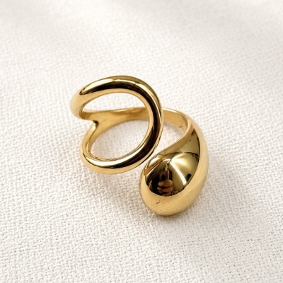 Anillo dorado ajustable de acero inoxidable sobre fondo de lino beige elegante