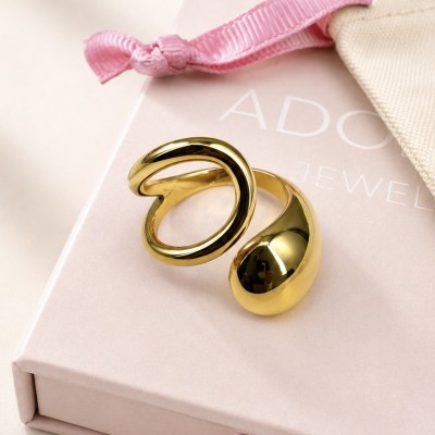 Anillo dorado de acero inoxidable sobre caja rosa AdoraVi joyería elegante