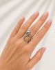 Anillo plateado ajustable de acero inoxidable puesto en mano femenina mostrando diseño moderno y minimalista