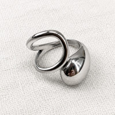Anillo ajustable de acero inoxidable disponible en color dorado y plateado diseño moderno