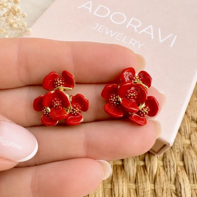 Pendientes de flores rojas pintadas a mano mostrando su tamaño real