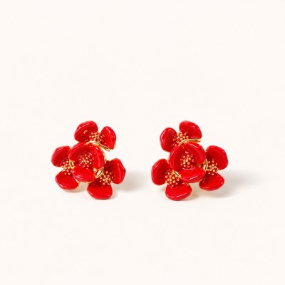 Pendientes de flores rojas pintadas a mano con acabado dorado