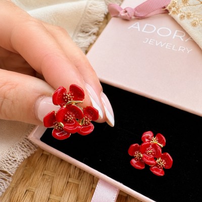 Pendientes florales rojos pintados a mano con acabado dorado
