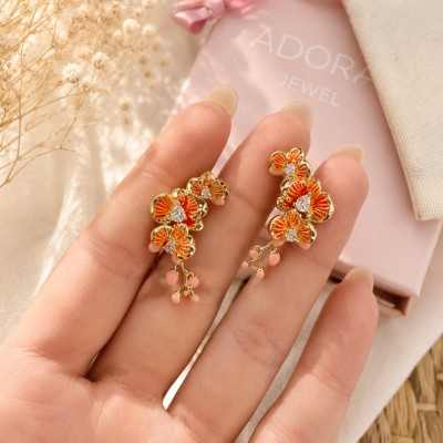 Pendientes de flores rojas pintadas a mano mostrando su tamaño real