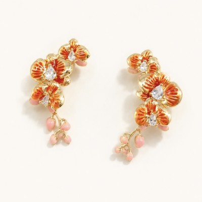 Pendientes de flores rojas pintadas a mano con acabado dorado